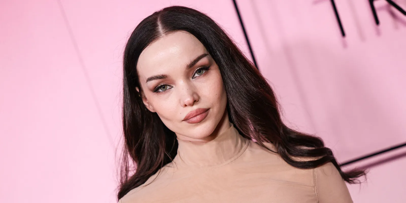 Dove Cameron egyedi ruhában ment férjhez