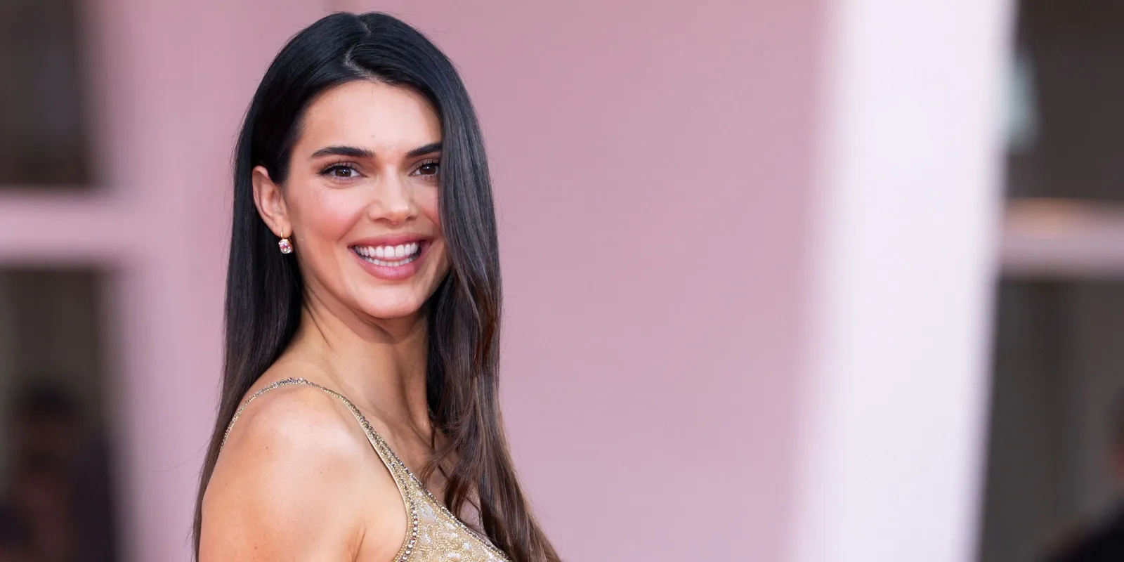 Kendall Jenner merész szettben készült a divatbemutatóra
