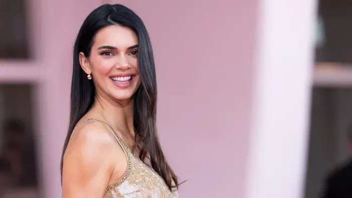 Kendall Jenner merész szettben készült a divatbemutatóra