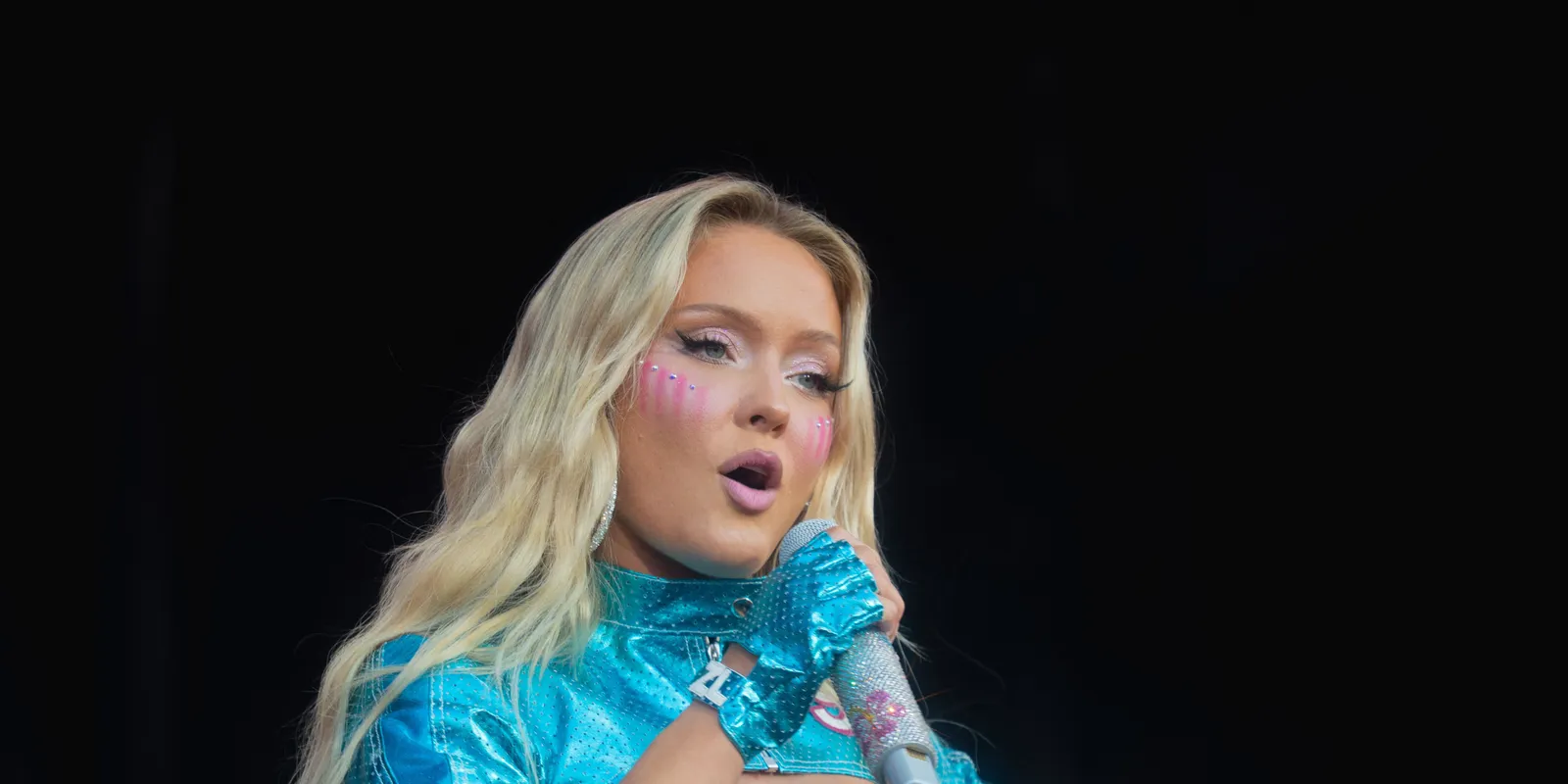Áttetsző ruhában vonult végig New Yorkban Zara Larsson