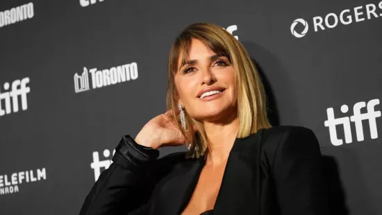 Merész combvillantással lépett vörös szőnyegre Penélope Cruz