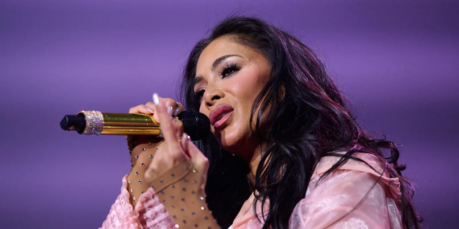 Nicole Scherzinger égési sérülésekkel lépett színpadra
