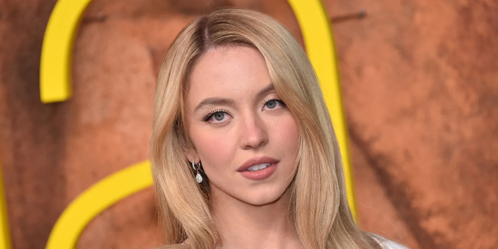Sydney Sweeney merész szettben lépett utcára a botrány után