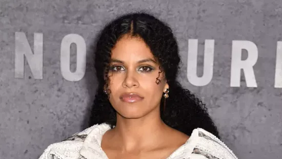 Babát vár Zazie Beetz, először mutatta meg gömbölyödő pocakját